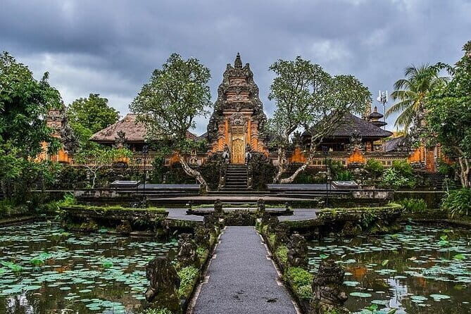 3-Day Private Sightseeing Tour of Bali with Hotel Pickup - Day 2: Taman Ayun, Lake Bratan at Ulun Danu, and Tanah Lot at sunset