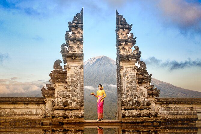 Bali Instagram Tour - Lempuyang Bali Gate of Heaven - Ubud afternoons: UNESCO Tegalalang, Tegenungan Falls, and craft souvenirs