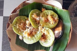 Bali Street Food Tour - Kreneng Market cake time: jaja injin, timus, laklak, and the rest
