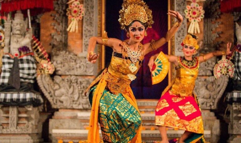 Bali: Ubud Palace Legong Dance Show Ticket - Arriving early: seating, views, and the heat problem