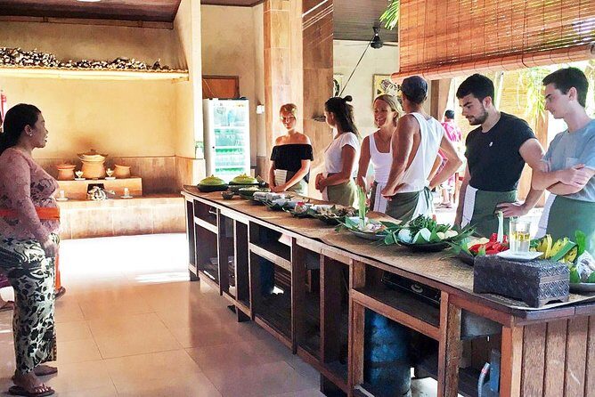 Bali Ubud Paon Cooking Class - Ubud Traditional Art Market: your first lesson is how to shop