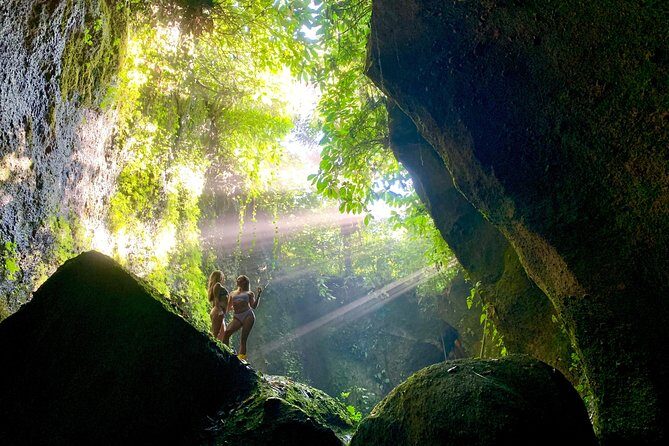 Bali Waterfalls in One Day: Tukad Cepung, 2 Hidden Waterfall, Kanto Lampo - Guides, pacing, and why the small group matters
