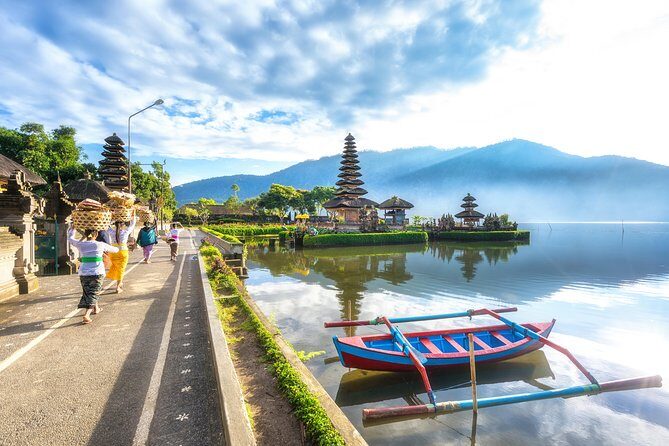 Instagram Tour in Bali: The Most Beautiful Spots - Stop 1: Handara Iconic Gate and the Art of Getting the Shot