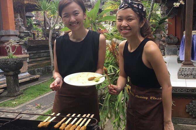 Jambangan Bali Cooking Class - Inside a Balinese home: open kitchen cooking where you take the lead