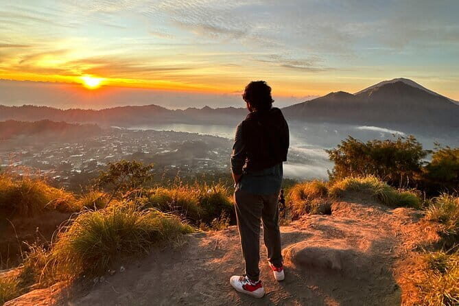Munduk Twin Lake Jungle Hike, Ulun Danu Temple, & Waterfall - Ulun Danu Temple and the Tamblingan canoe ride (about 30 minutes)