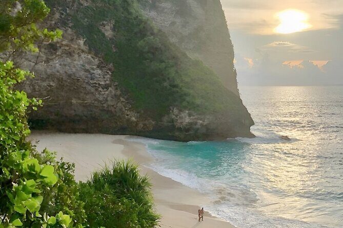 Nusa Penida Day Tour Kelingking Broken and Angels Bay - Lunch by the beach: the kind of included meal you actually want