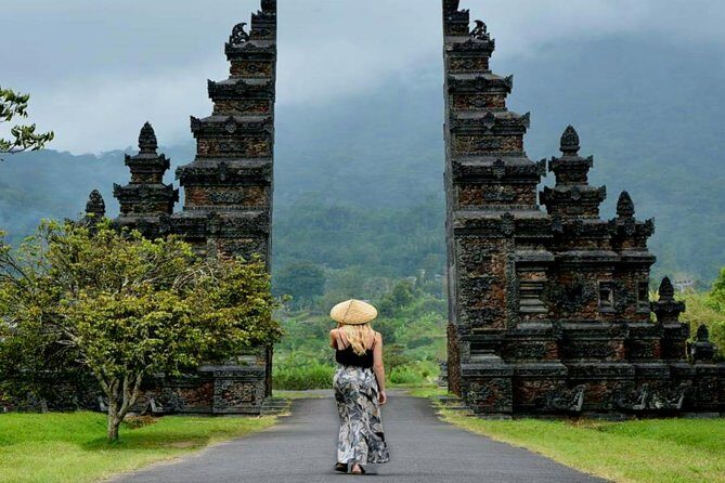 Private Bali Tour: The Most Scenic Places - Ulun Danu Bratan Temple: Lakeside Temple Photos With Smoky Hill Backdrops