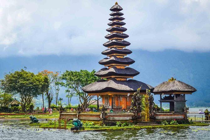 Private Jatiluwih Rice Terraces Heritage Site and Culture Tour - Ulun Danu Beratan Temple: a lakeside temple complex worth slowing for
