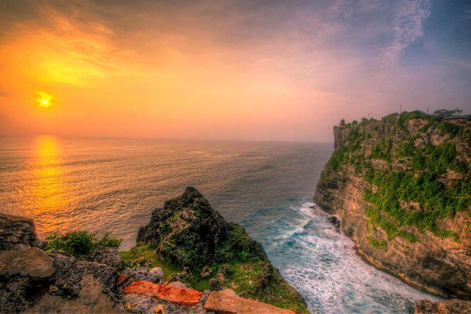 Private Tour: Full-Day Tanah Lot and Uluwatu Temples with Kecak Fire Dance Show - Lunch Included: Simple Food, With Temple and Ocean Views