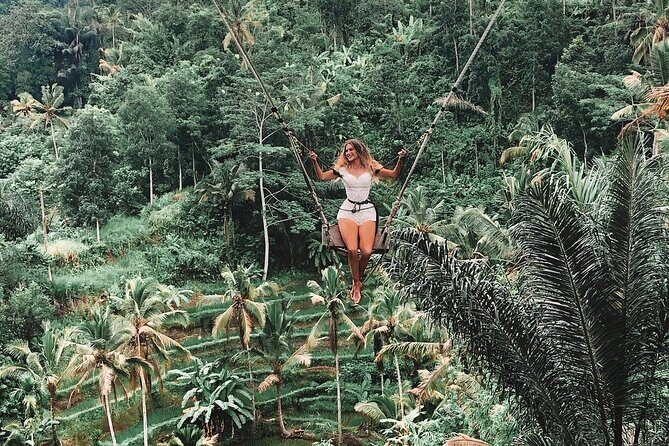 Private Tour to Sumampan Waterfall, Monkey forest, Rice terraces and Swing - Puseh Batuan Temple: a short stop that rewards the camera