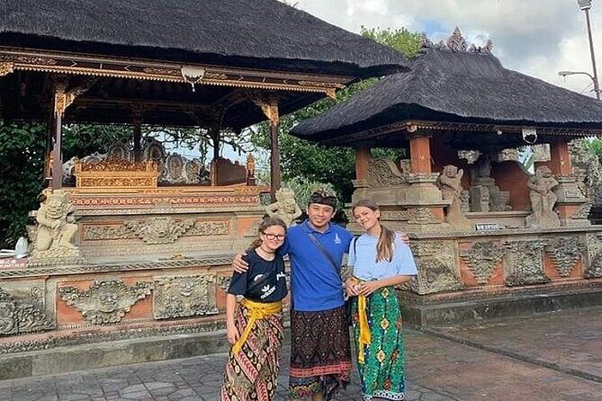 Private Tour To Tibumana Waterfall, rice terraces & Jungle Swing - Ubud Traditional Art Market: practical browsing in town
