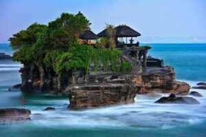 Tanah Lot and North Bali Tour: Scenic Journey - Ulun Danu Beratan: The Lakeside Temple with a Volcanic Backstory