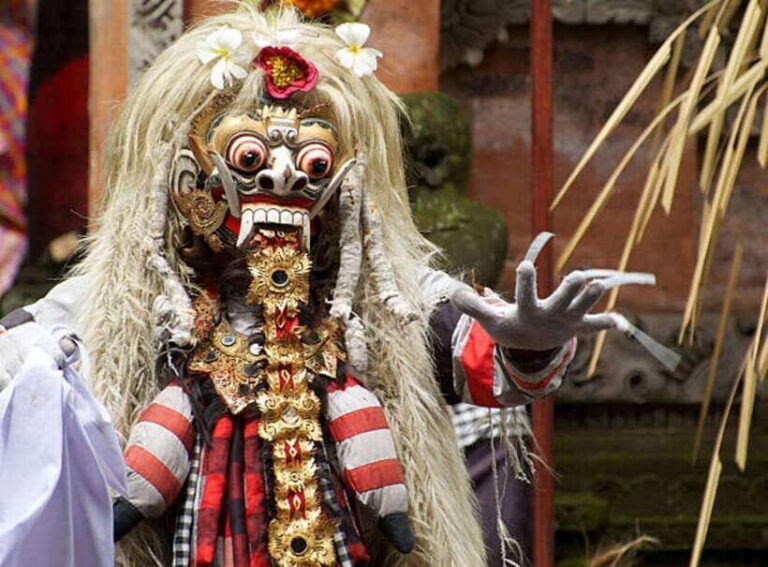 Ubud: Barong Dance and Keris Cultural Dance Show Tickets - The story of Barong and Rangda: Good versus evil, told through movement