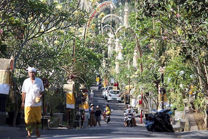 Ubud Eco Culture Cycling Exploration - Meeting at Peliatan Soccer Field: the 9:00 setup