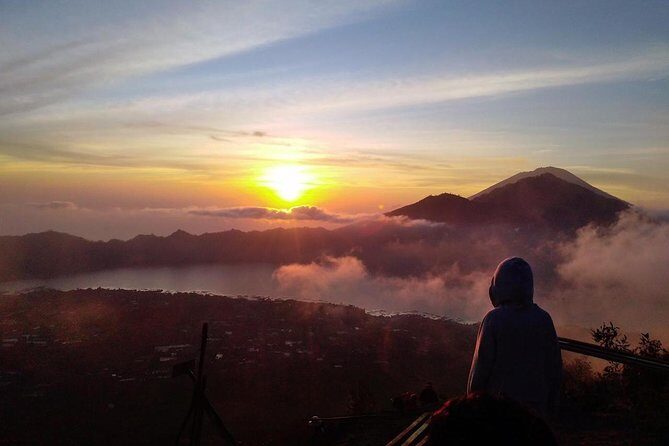 Watch the sunrise from the top of Mount Batur volcano - The night hike: flashlights, footing, and crowd reality