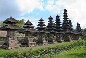 West Bali Tour: Taman Ayun, Ulun Danu Beratan, Jatiluwih Rice Terrace, Tanah Lot - Leke Leke Waterfall: rock crevice scenery and a real nature break
