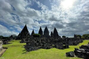 Yogyakarta: Borobudur Temple Climb Up and Prambanan Temple Tour - Prambanan Temple: UNESCO scale with a Monday twist