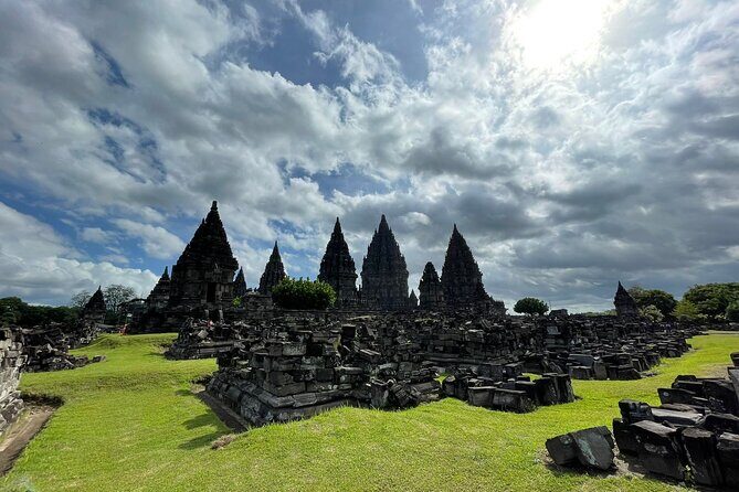 Yogyakarta: Borobudur Temple Climb Up and Prambanan Temple Tour - Prambanan Temple: UNESCO scale with a Monday twist